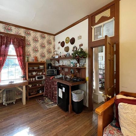 The Victorian Cottage At Creekside Camp & Cabins Marble Falls Zewnętrze zdjęcie