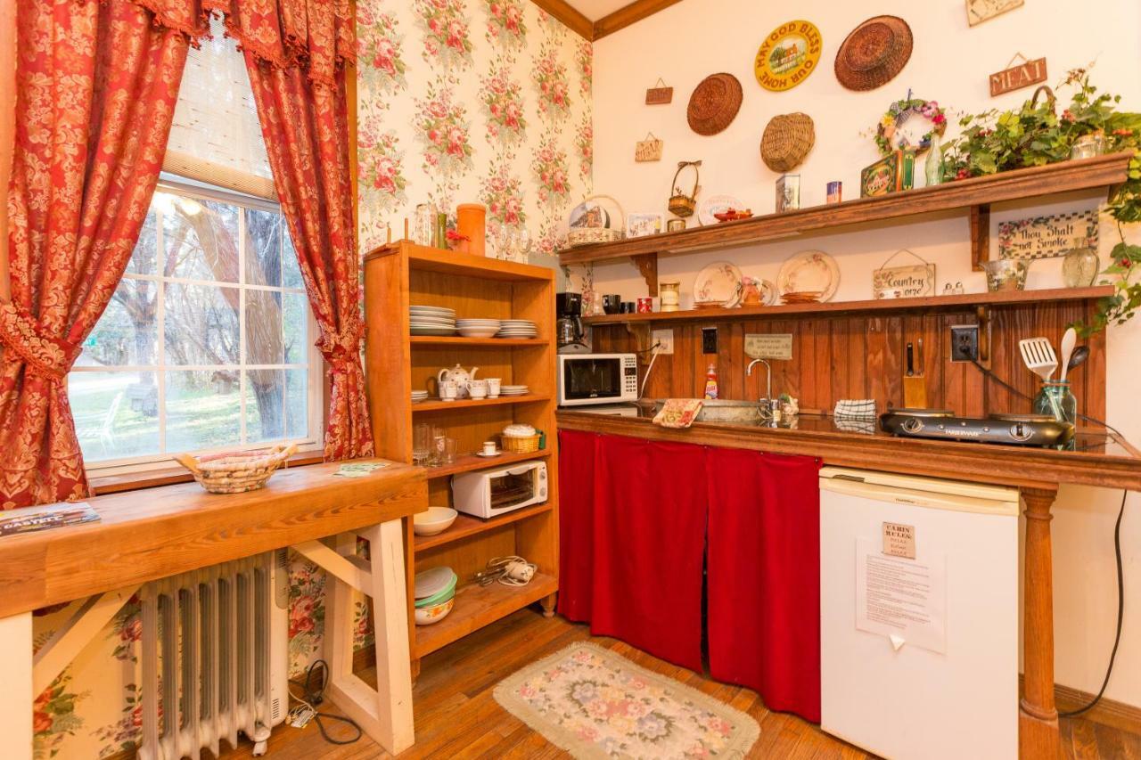 The Victorian Cottage At Creekside Camp & Cabins Marble Falls Zewnętrze zdjęcie